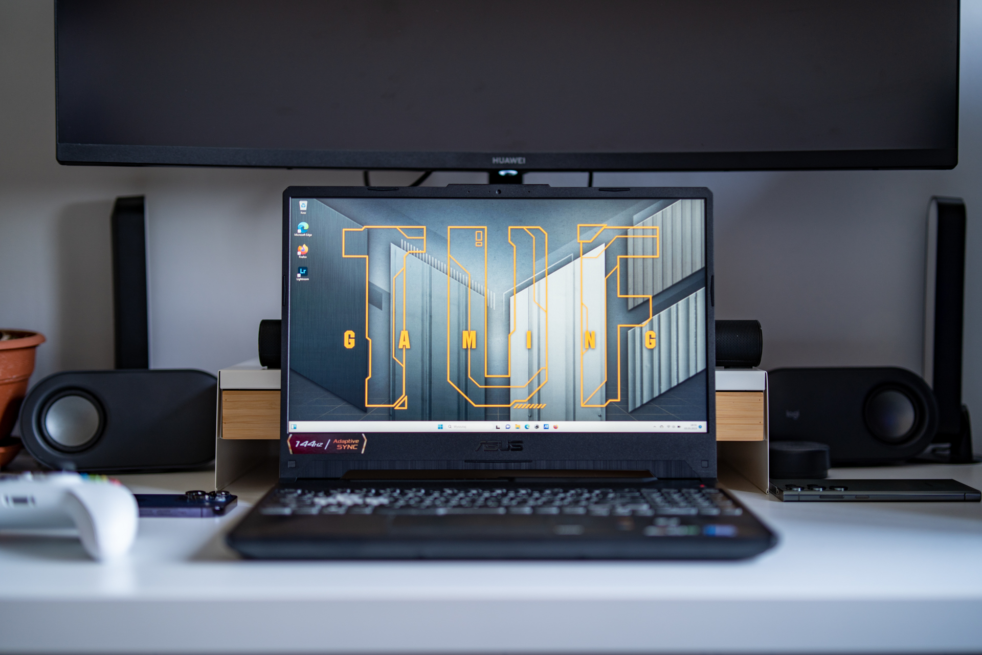 Dodajmy tu małą gwiazdkę &ndash; jak na laptop gamingowy. A konkretnie m&oacute;wimy o prawie dw&oacute;ch godzinach grania w gry z maksymalną jasnością ekranu, mniej więcej siedmiu godzinach przeglądania internetu i pracy biurowej przy podświetleniu ekranu na ok. 60% oraz prawie dziewięciu godzinach oglądania film&oacute;w.