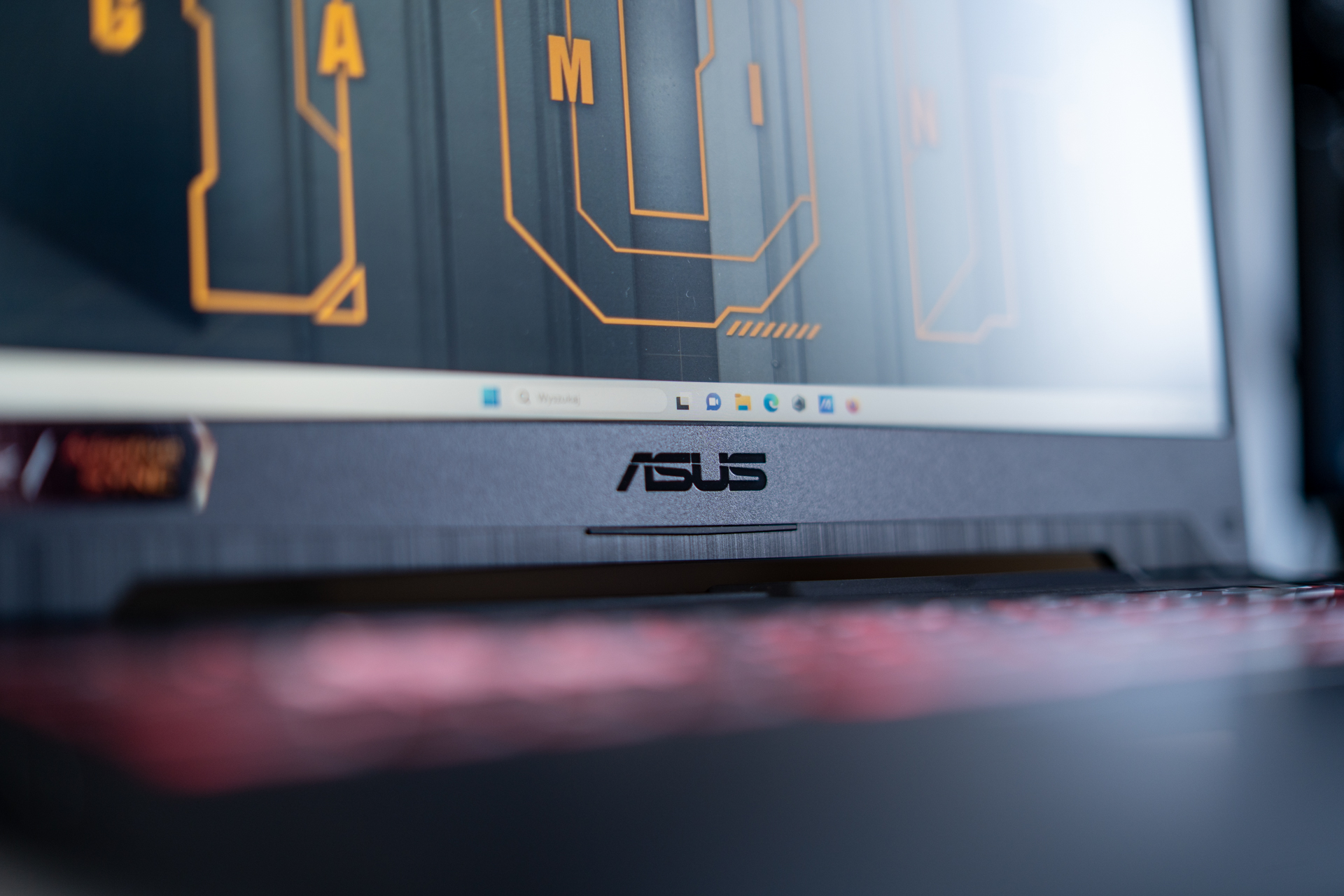 Sytuacja mocno zmienia się po włączeniu trybu turbo, zdecydowanie warto korzystać z niego podczas grania w gry, ale też obowiązkowo trzeba się zaopatrzyć w słuchawki.