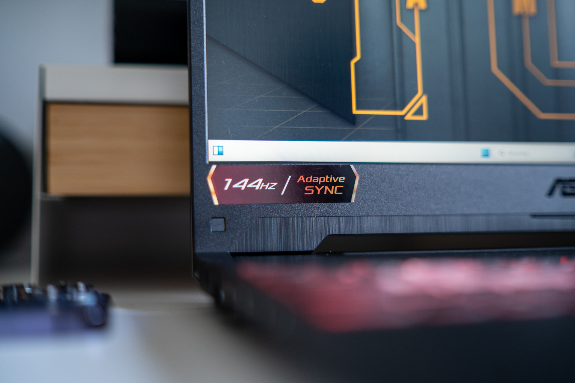 Producent deklaruje, że jasność ekranu to 250 nit&oacute;w i ma to pokrycie w rzeczywistości. Pomiary wykonane miernikiem Datacolor Spyder5 Elite pokazały, że jasność sięga nawet nieco ponad 275 nit&oacute;w, co jak na laptop dla graczy jest przyzwoitym wynikiem i korzystanie z niego w jasnym, ale zamkniętym pomieszczeniu nie stanowi problemu.