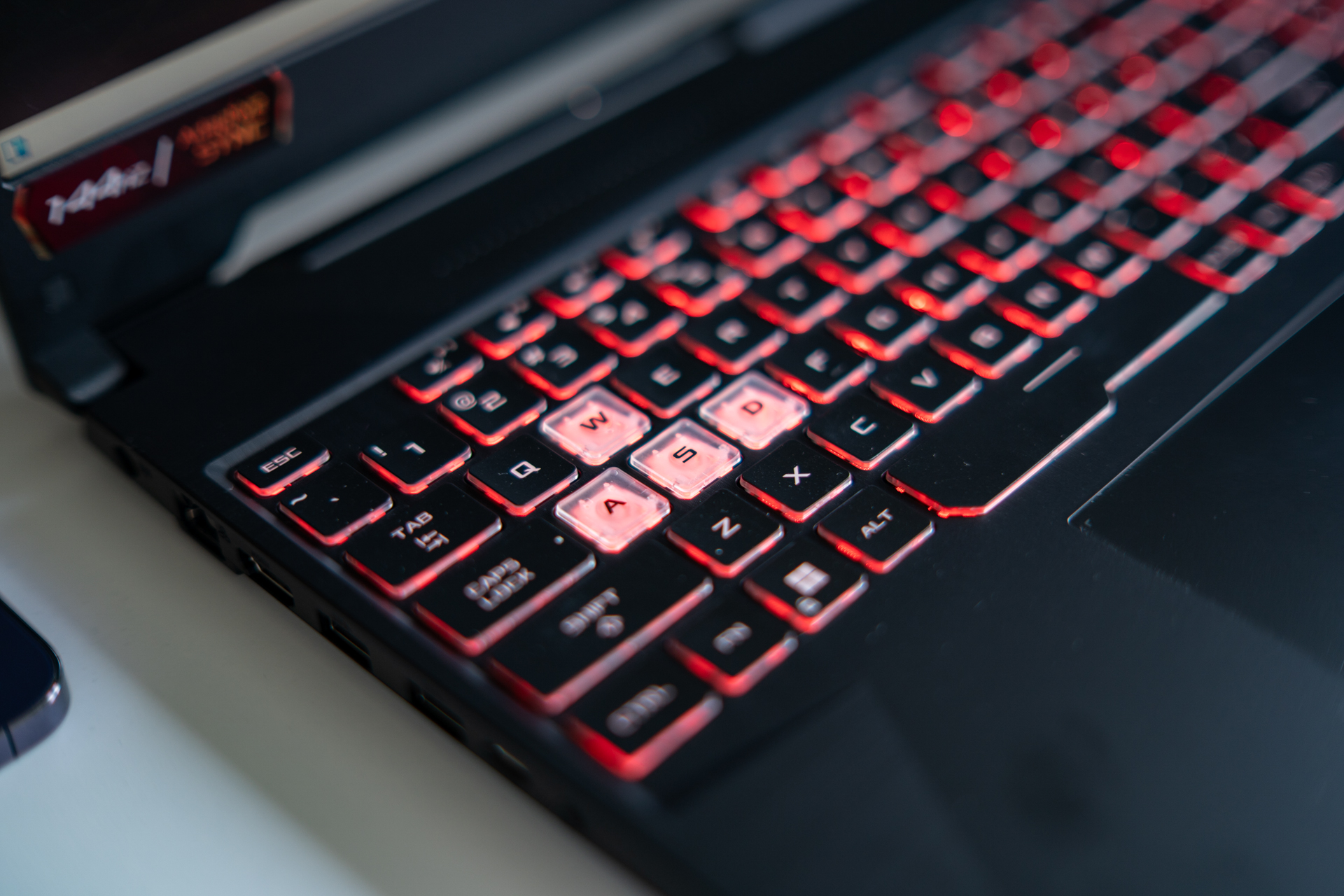 Dodatkowo podświetlenie jest synchronizowane w ramach funkcji Aura Sync, więc można je dopasować do innych urządzeń i akcesori&oacute;w Asusa.