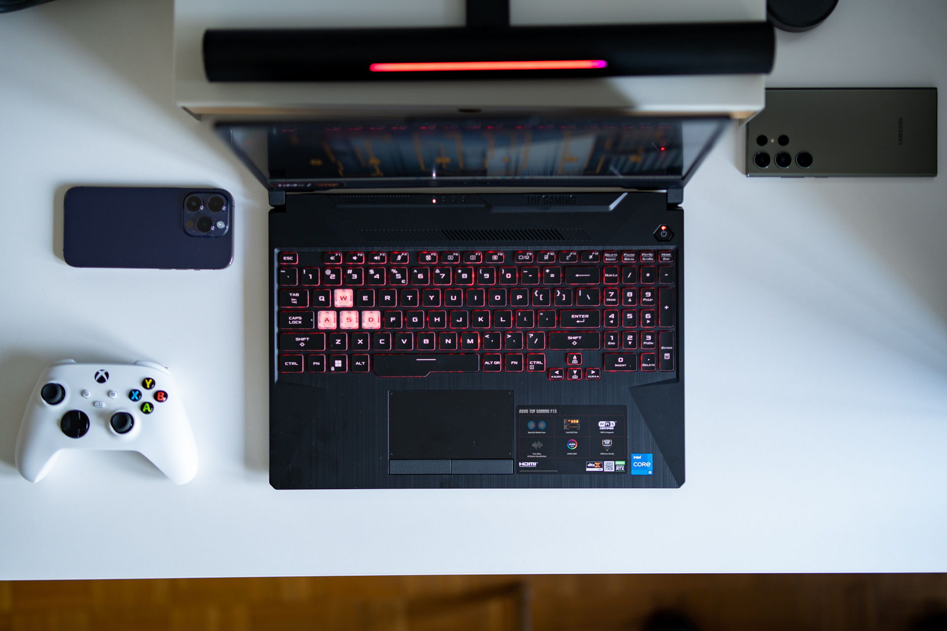 Efektowna powierzchnia stylizowana na szczotkowany metal lubi, jak użytkownik ma czyste dłonie.