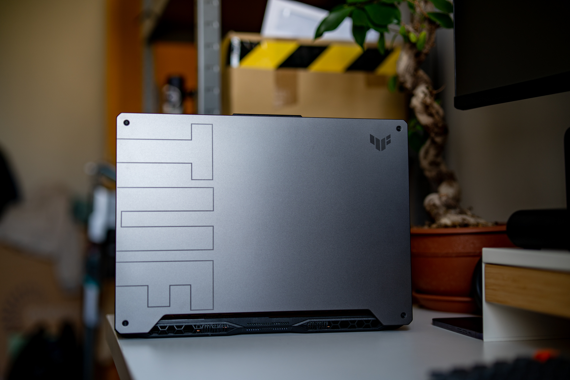 To zasługa ściętych rog&oacute;w oraz czterech punkt&oacute;w, kt&oacute;re z daleka mogą przypominać coś w rodzaju śrub.