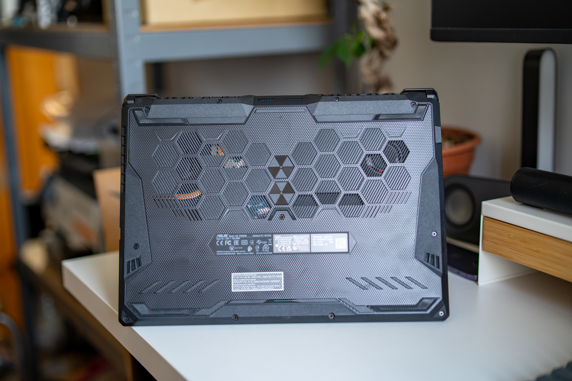 W spodzie zobaczysz prześwitujące przez obudowę elementy układu chłodzenia. 