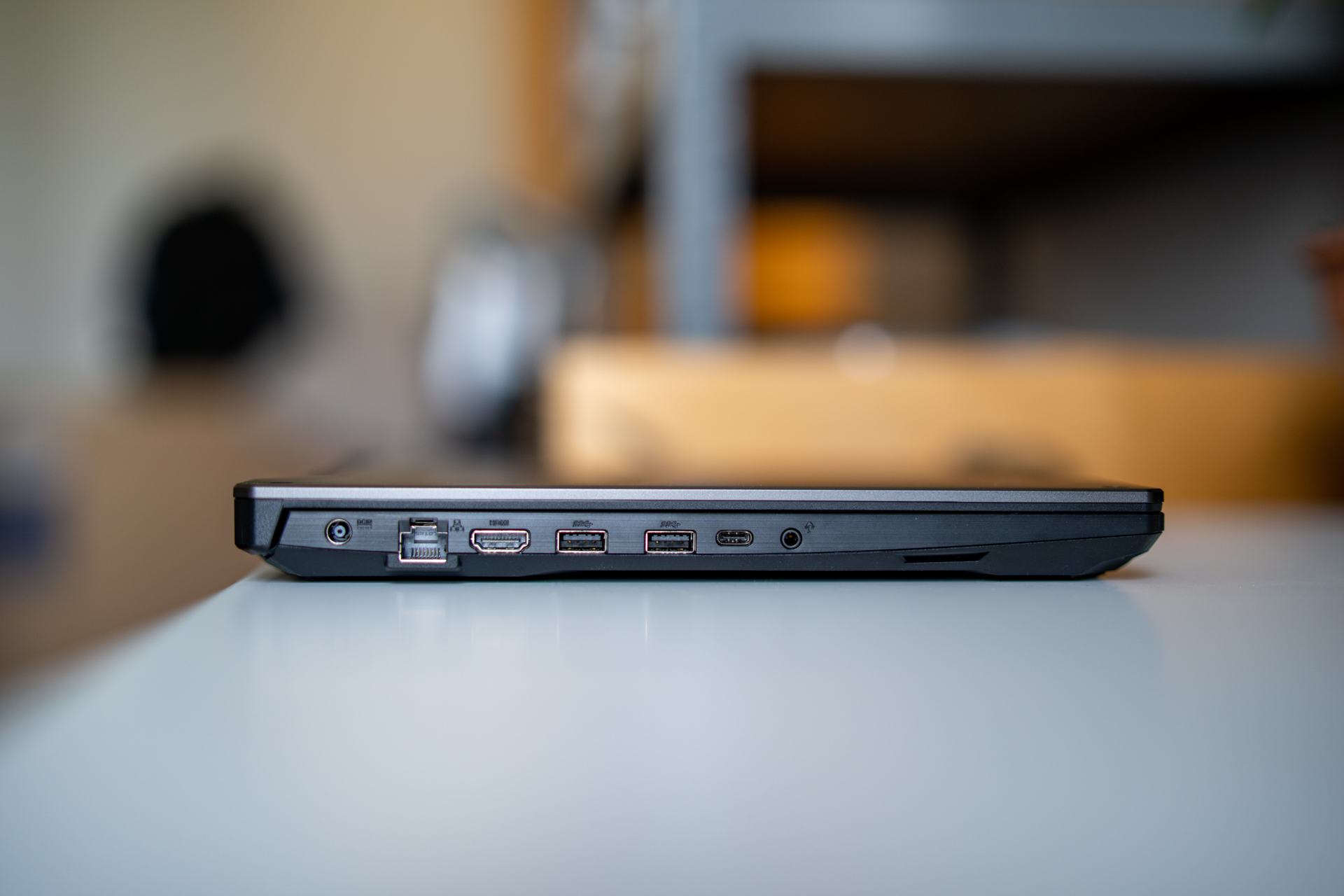 Za to na lewym boku jest już bogato. Mamy tu dwa porty USB 3.2 Gen1, jeden port USB-C z Thunderbolt 4, HDMI 2.0b, gniazdo Ethernet, Jack 3,5 mm oraz gniazdo zasilania.