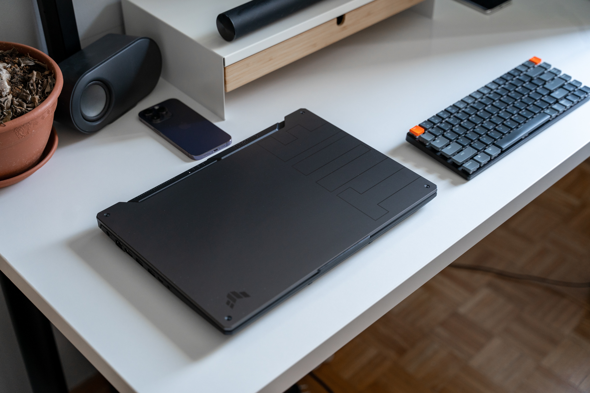 Wygląda efektownie, ale nie odpustowo. Jest stylizowany na solidnie wykonany sprzęt z gatunku tych pancernych.