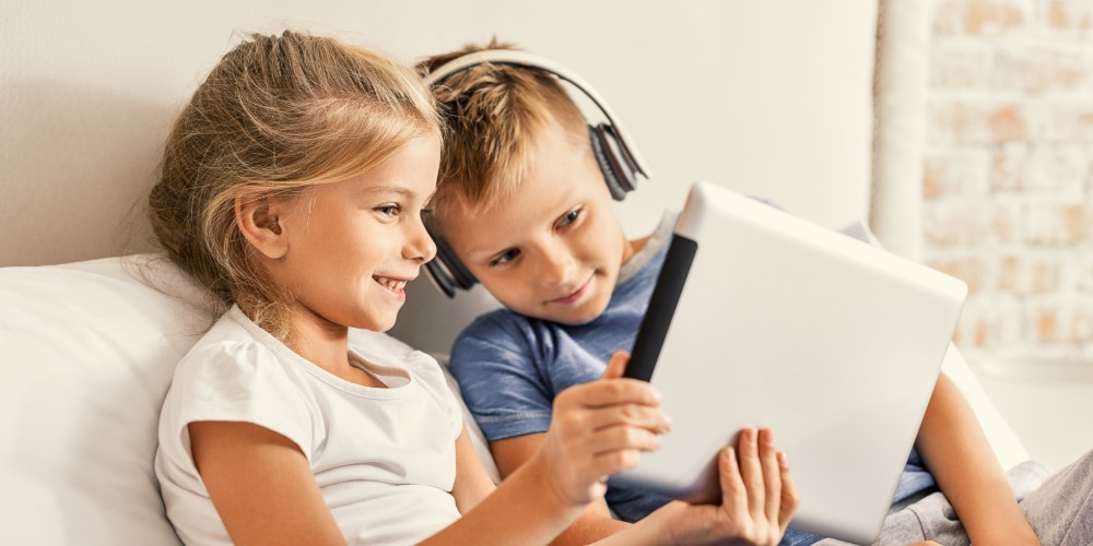 Dzieci korzystające z internetu