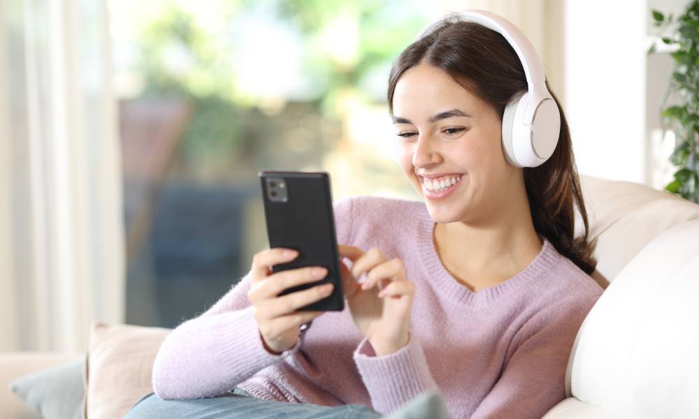 Bezprzewodowe słuchawki nauszne do słuchania muzyki.