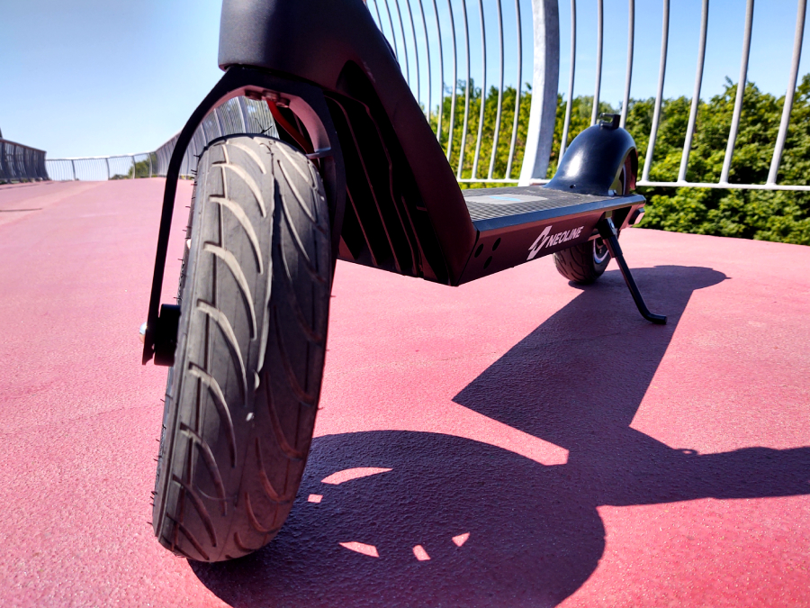 Jeszcze jedna ważna cecha, dzięki kt&oacute;rej Neoline T28 ma przewagę nad konkurencyjnymi hulajnogami. Silnik w tylnym kole.