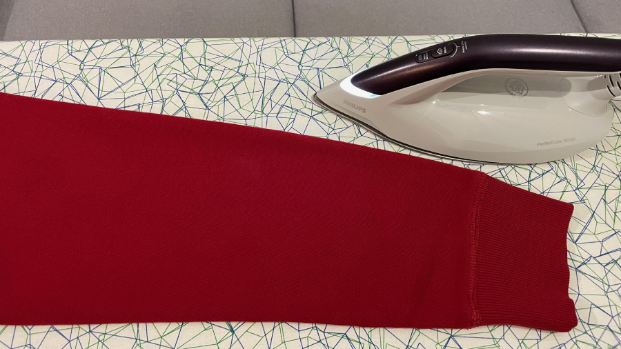 To był moment, w którym postanowiłem sprawdzić, jak działa technologia OptimalTEMP – czy faktycznie włączoną stopę żelazka można pozostawić na ubraniach lub desce do prasowania bez ryzyka przypalenia (chodzi, rzecz jasna – jak zastrzega producent – o tkaniny, które nadają się do prasowania).