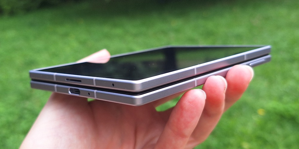 Zbliżenie na ramkę złożonego telefonu samsung galaxy z fold8.