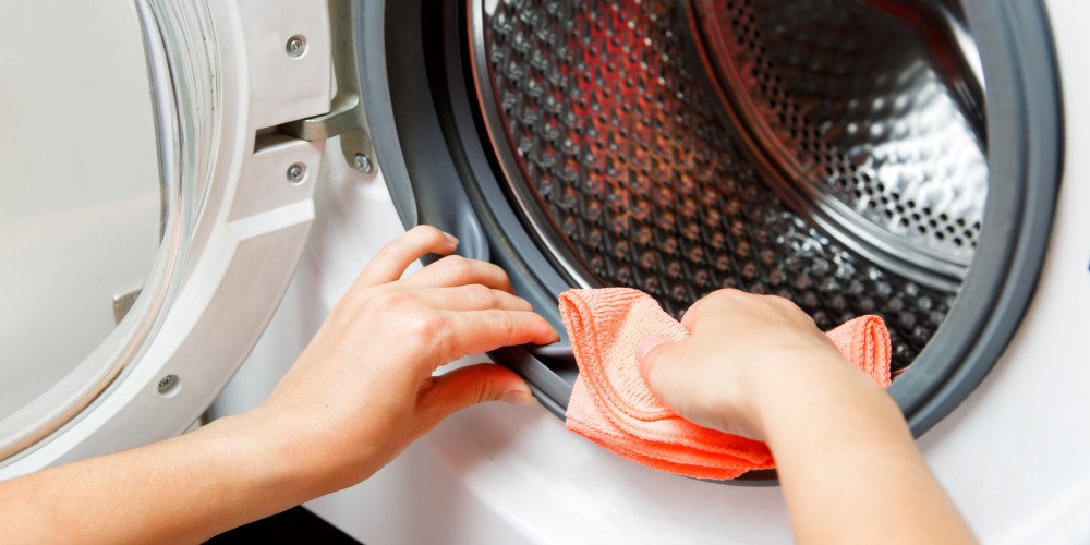 Kobieta myjaca pralke