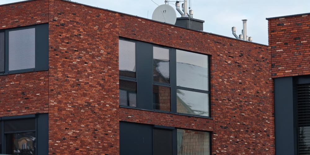 Zdjęcie bloku mieszkalnego z czerwonej cegły zrobione Motorolą Signature.