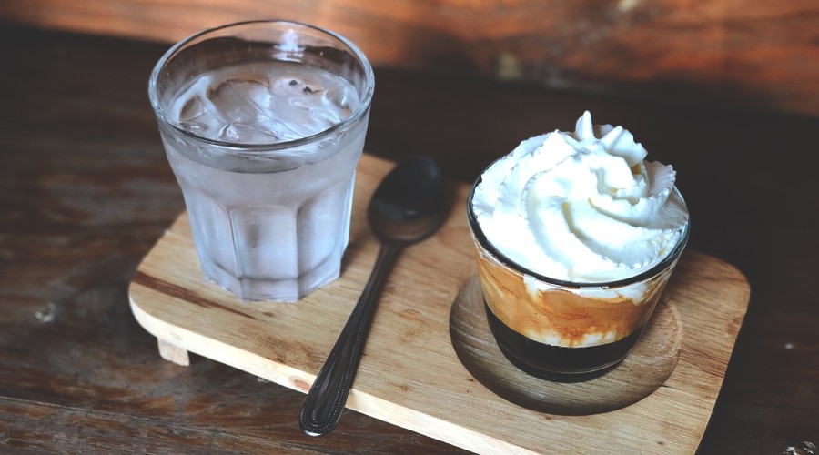 Kawa affogato podana ze szklanką wody