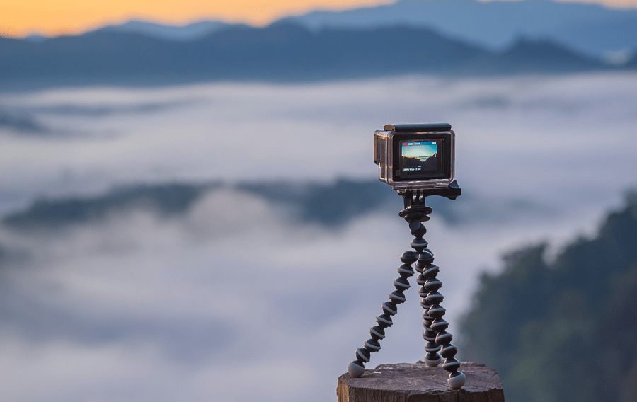 kamera sportowa na statywie ujęcie krajobrazu