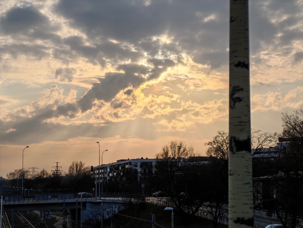 chmury nad droga foto wykonane xiaomi 17 ultra