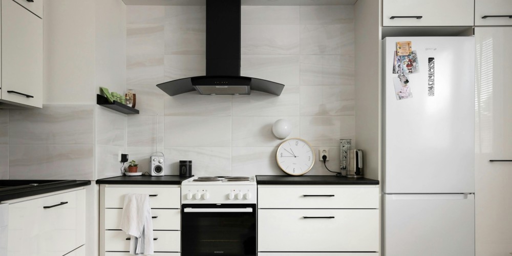 Biały okap w białej kuchni
