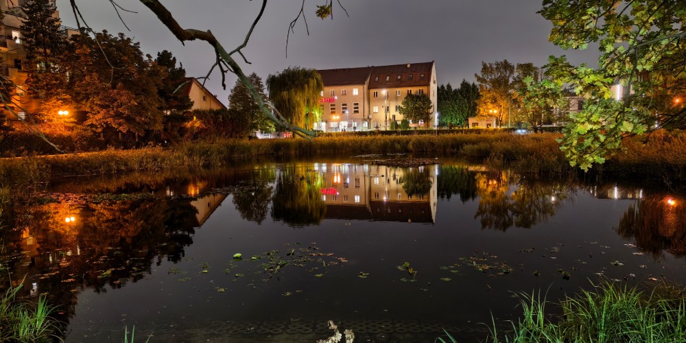 Staw w parku nocą na zdjęciu z Huawei pura 90s pro max