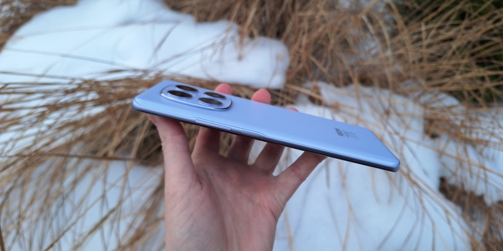 Zdjęcie xiaomi redmi note 15 od boku pokazujące jaki jest cienki.