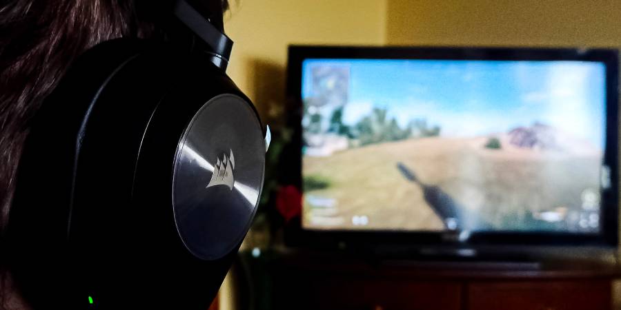 Słuchawki idealnie oddały to, że dzieli nas piętro, a sam dźwięk dotarł przez przedpok&oacute;j ze schodami z jednej strony, a przez zamknięte okno i drzwi z drugiej. Umożliwiło mi to szybkie znalezienie przeciwnika i odesłanie go na RESP-a.