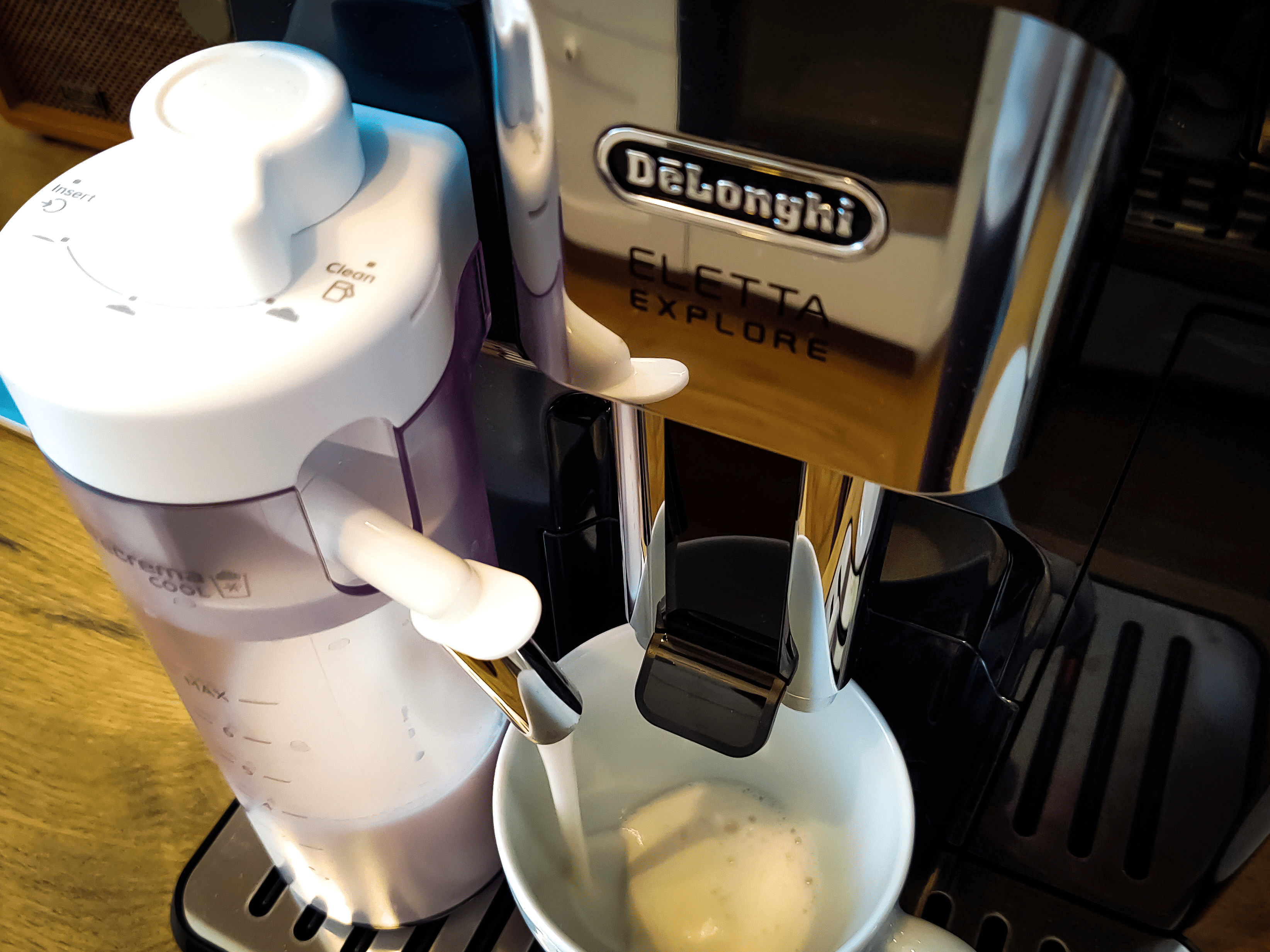 Sposobów na mrożone kawy jest wiele, a do najpopularniejszych należą chłodzenie kawy kostkami lodu lub zimnym mlekiem oraz macerowanie na zimno – cold brew.