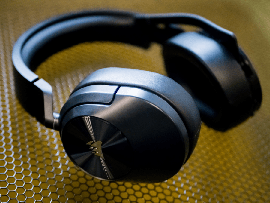 Egzemplarz, kt&oacute;ry otrzymałem na testy, był czarny z lekko błyszczącymi wstawkami po bokach, na kt&oacute;rych widniały logotypy producenta. 