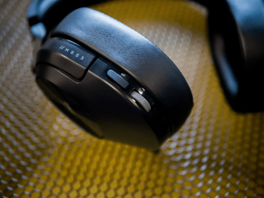 Na lewej słuchawce miałem pokrętło do regulowania głośności oraz guzik odpowiedzialny za wyciszenie mikrofonu.