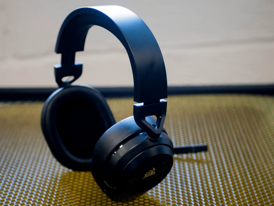 Pasmo przenoszenia wbudowanego mikrofonu słuchawek Corsair HS55 mieści się w zakresie 100 Hz &ndash; 10 kHz. Umożliwia to swobodną i komfortową komunikację, kt&oacute;ra sprawiła, że moi wsp&oacute;łgrający słyszeli mnie, jakbym stał obok nich.