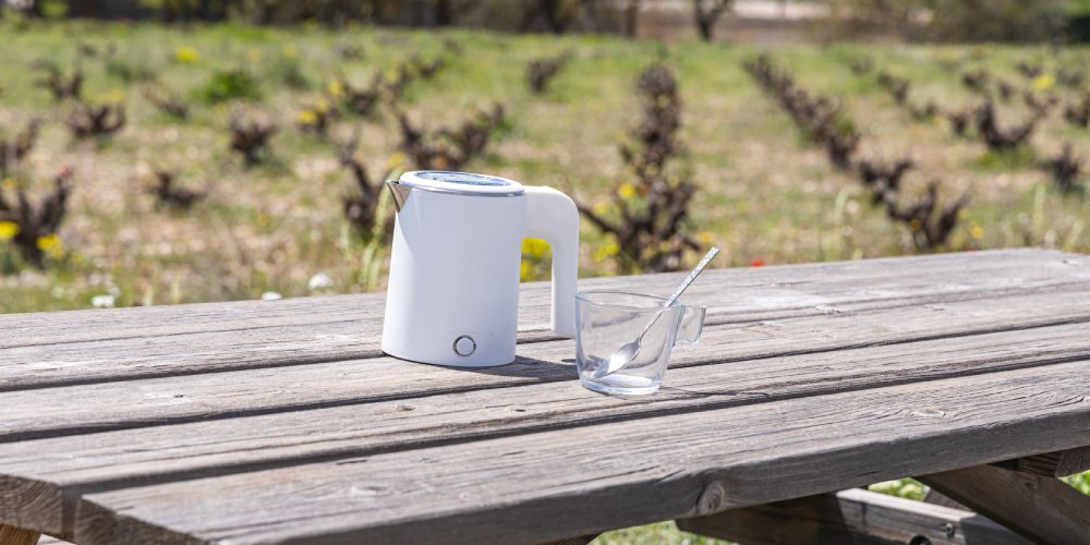 czajnik turystyczny soi na ławce