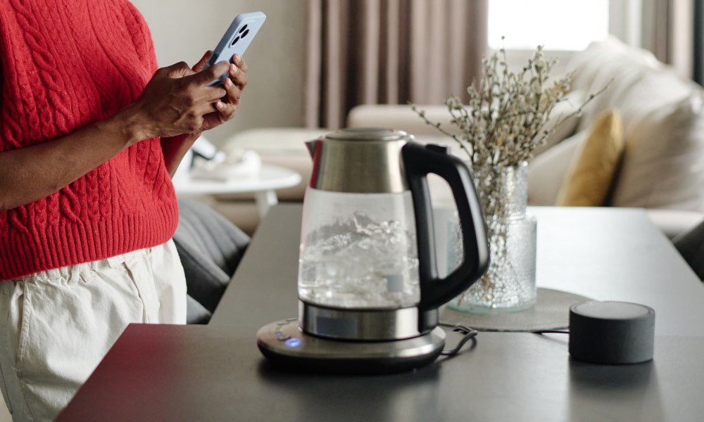 czajnik elektryczny ze szkła - stoi w kuchni