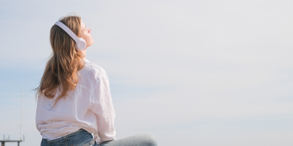 Kobieta sluchajaca muzyki w sluchawkach