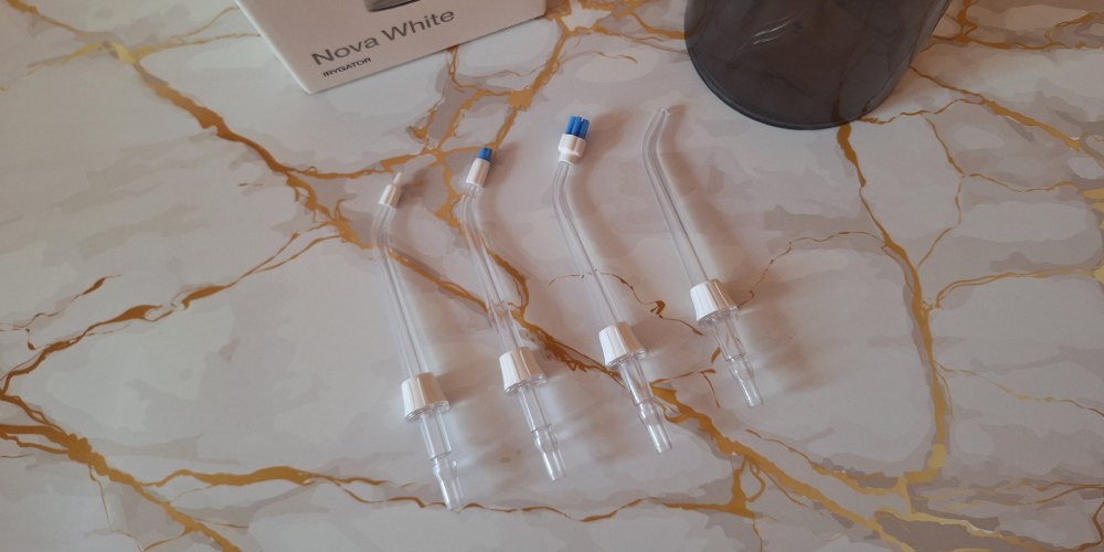 Kilka końcówek dołączonych do zestawu z irygatorem Seysso Edge Nova.