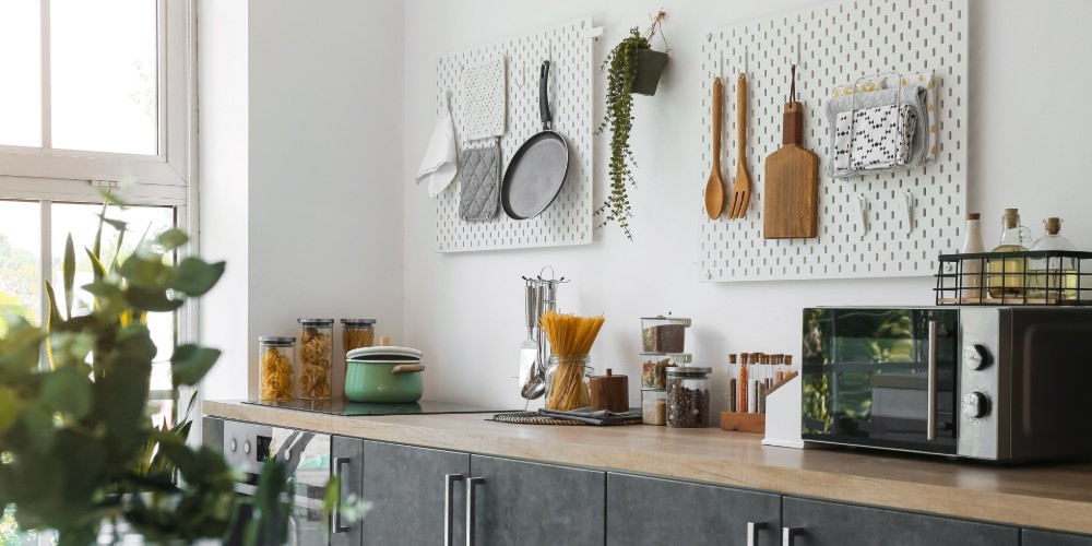 Kuchenka mikrofalowa w kuchni