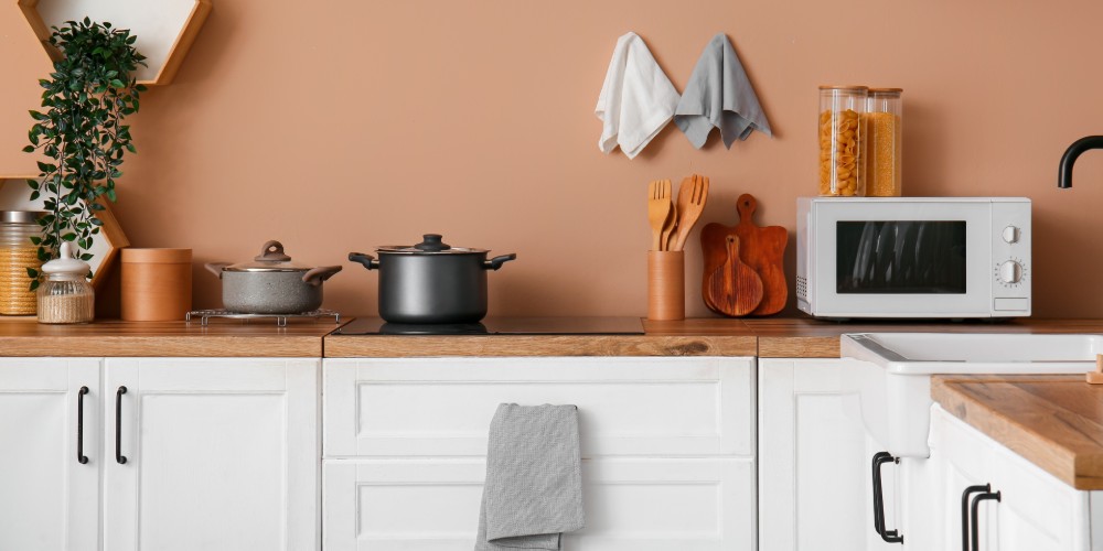 Mikrofalówka stojąca w kuchni