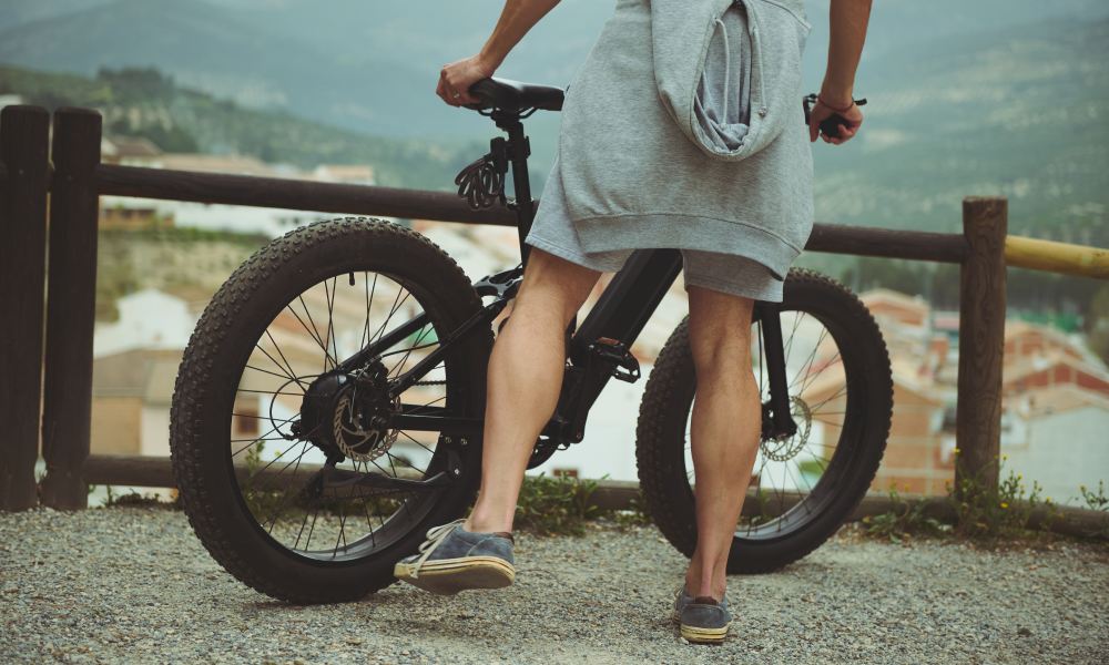 mężczyzna na rowerze elektrycznym