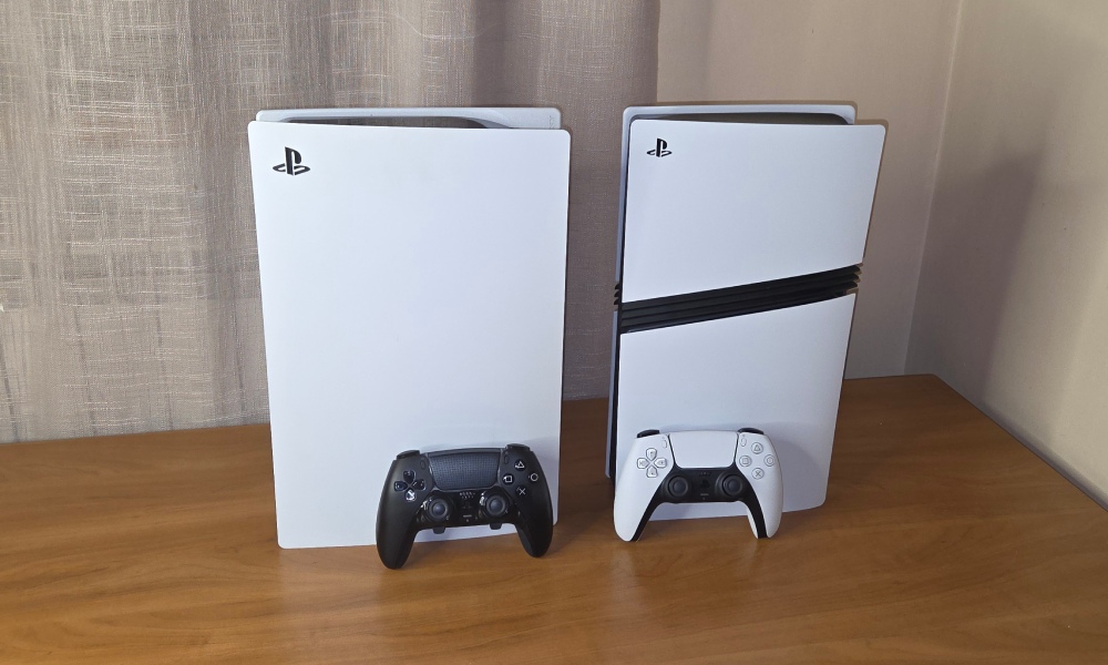 PS5 i PS5 Pro w pionie z padami