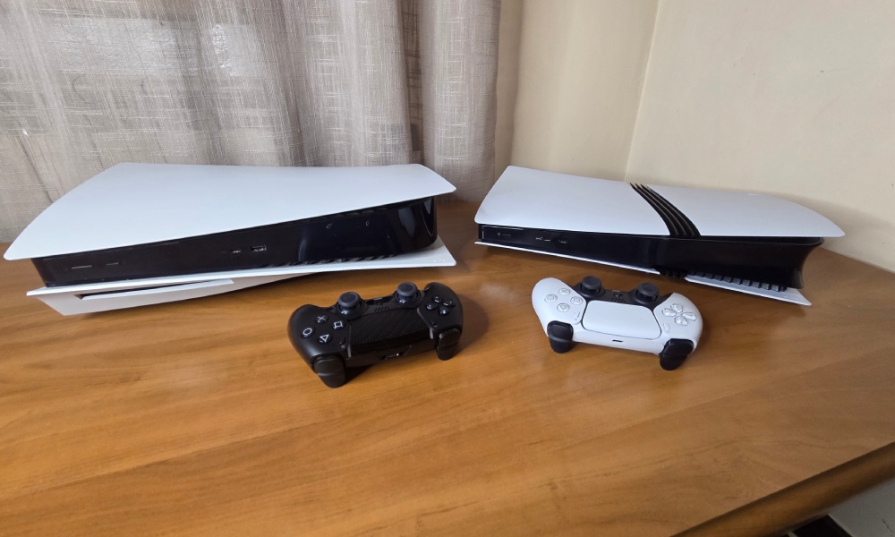 PS5 i PS5 Pro w pozycji leżącej z padami