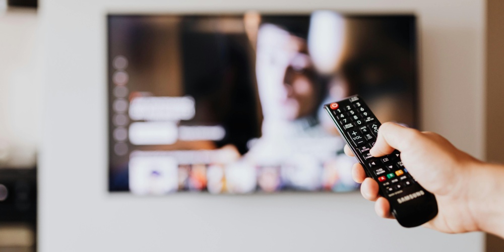 Sprawdź skuteczne sposoby na to, czym umyć ekran telewizora LED/OLED.