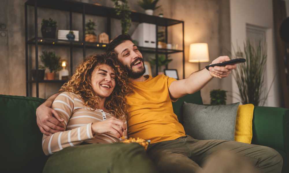 kobieta i mężczyzna oglądający tv
