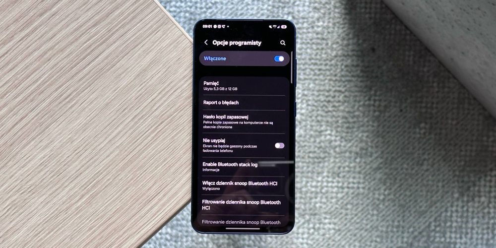 smartfon z ekranem pokazującym włączony tryb Opcje programisty