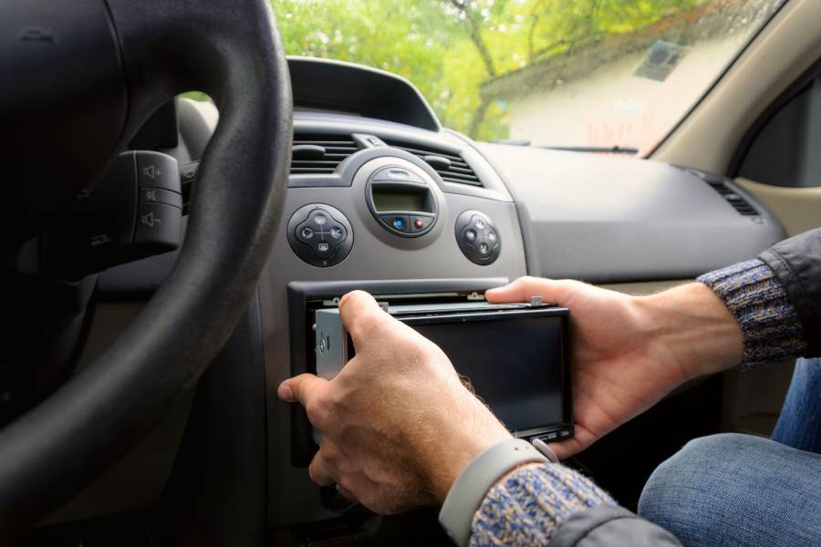 Radia samochodowe są stosunkowo proste w demontażu, jeśli zatem chcesz usunąć z auta stare urządzenie potrzebujesz kluczy.