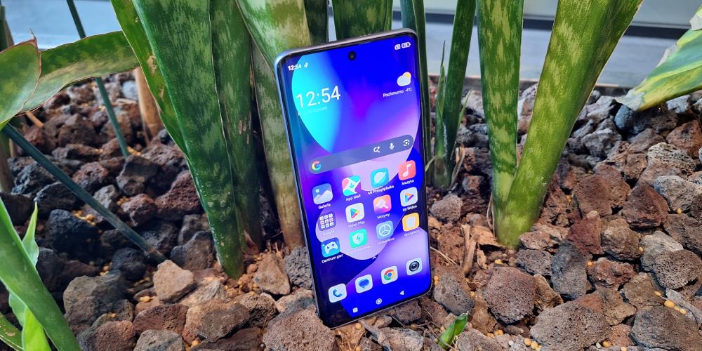 Duży przejrzysty wyświetlacz AMOLED w telefonie xiaomi redmi note 15.