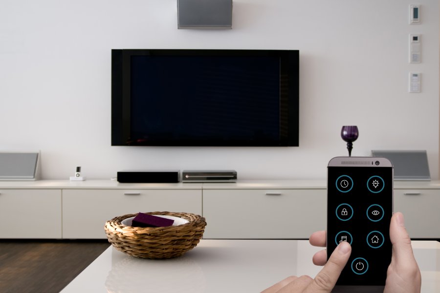 ozwiązanie zastosowane przez producenta jest naprawdę banalne, bo telewizor zasilany jest&hellip; na baterie. Są to cztery akumulatory litowo-jonowe, kt&oacute;re znajdują się po bokach urządzenia i można je w każdej chwili wyjąć.