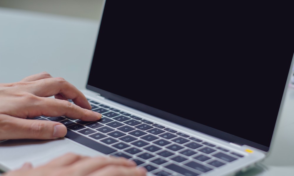 Laptop ma czarny ekran i nie chce się włączyć.