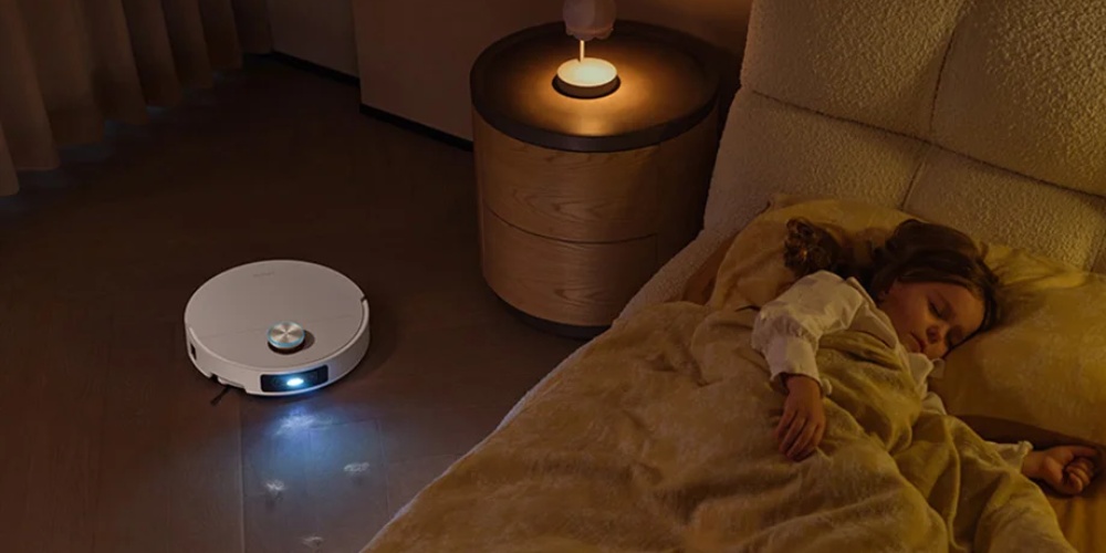 robot sprzątający Dreame X60 Ultra Complete sprząta pokój, w którym śpi dziecko
