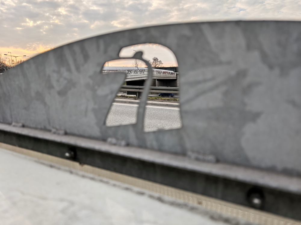 droga przeostrzenie ze znaku gddkia foto wykonane xiaomi 17 ultra