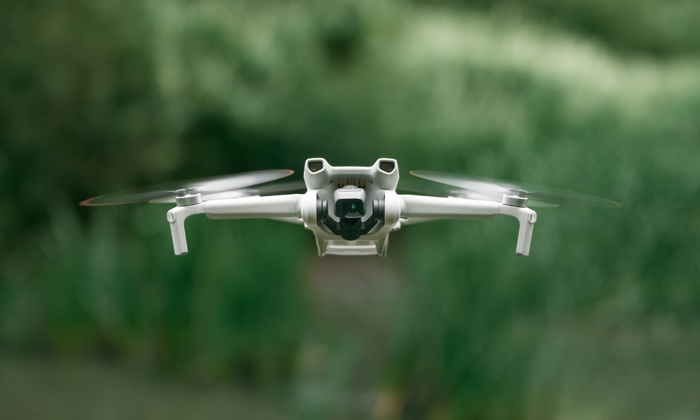 dron na rozmytym zielonym tle