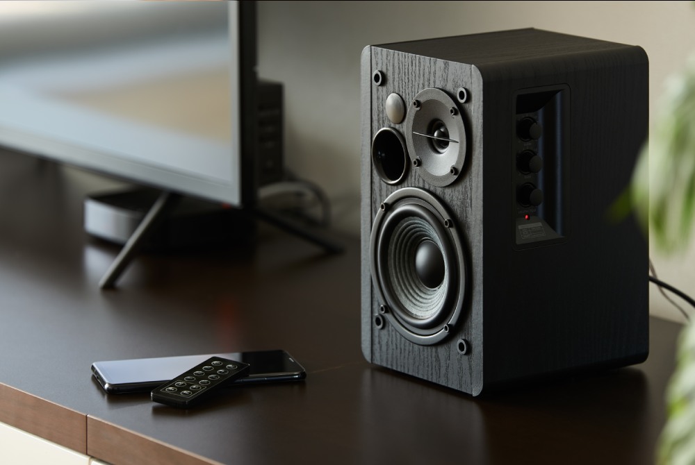 głośnik podłączony do telewizora