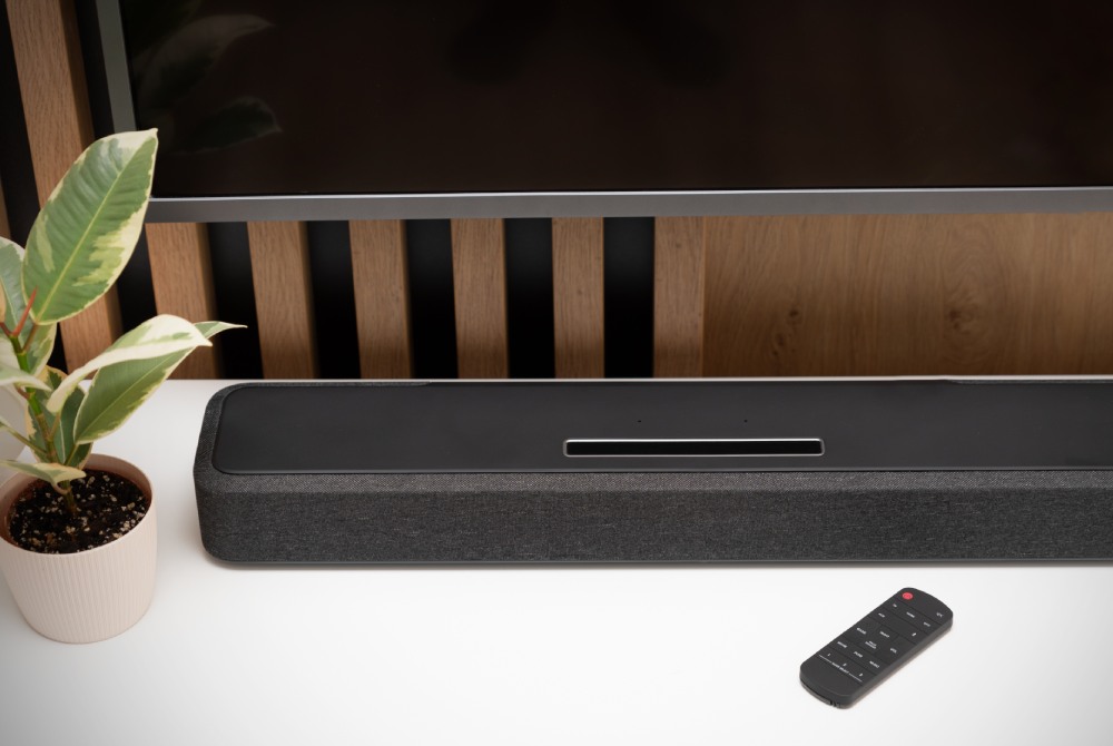 soundbar stojący pod telewizorem