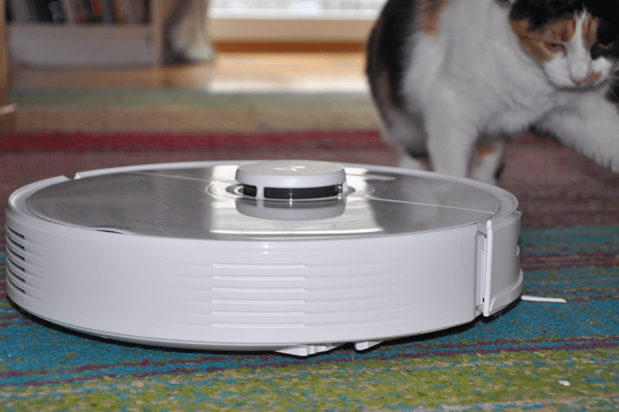 Być może przy trzech kotach i trzech długowłosych domownikach ilość włosów i sierści jest zbyt duża do tego, aby odkurzacz dał radę automatycznie je opróżnić? Byłam zaskoczona, ale łatwość usunięcia zabrudzeń zrekompensowała mi to całkowicie i w sumie nie stanowi to dla mnie problemu.