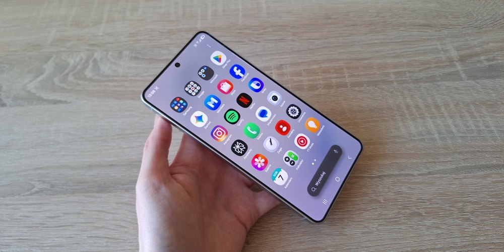 Wyświetlacz Amoled w samsungu galaxy s26+ na zdjęciu w pomieszczeniu